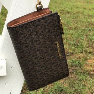 Micheal Kors Doubles ZIP Wristlet